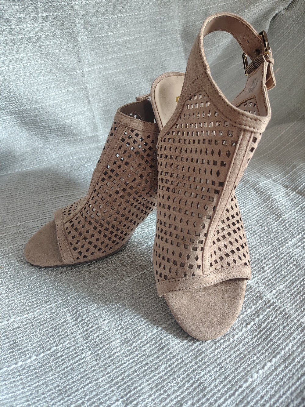 Unisa Pryce Taupe Lace Lattice Cut Peep Toe Block Heel Sandals Women's 7.5M